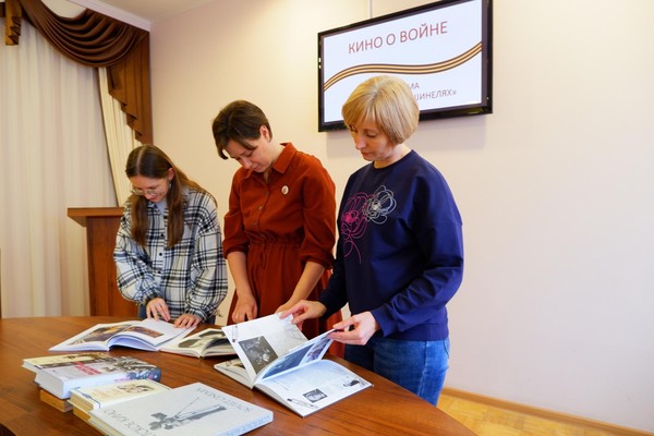 Искусство в строю