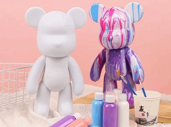 Мастер-класс «Медведь Bearbrick в технике флюид-арт и обвес для сумки»