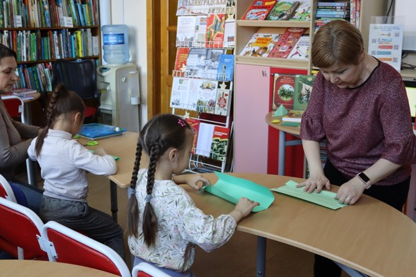 Семейный мастер-класс «Поделка из цветной бумаги «Книга»