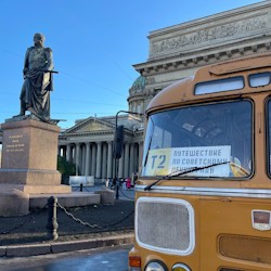 Путешествие по Советскому Ленинграду на ретро-автобусе