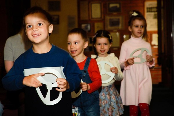 Клуб «Сверчок из музейного рояля: паровозик времени»