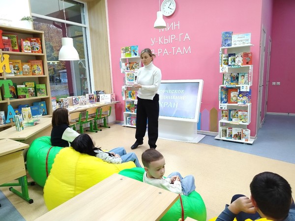 Книга на экране «Белолобый»