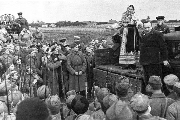Литературно-музыкальная программа «Искусство в боевом строю»