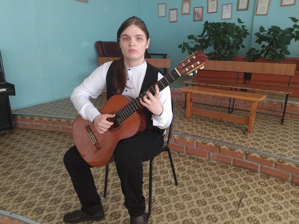Сольный концерт учащегося 8 класса Ковалева Владислава: «Первомаю слава!»