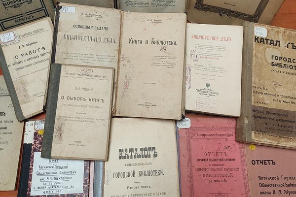 Выставка-просмотр «У каждой книги есть своя душа...»