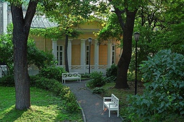 Выставочный проект «Лето в музейном саду на Пречистенке»