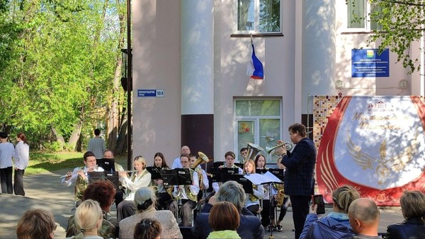 Праздничный концерт в честь Дня Победы: яркое выступление и мастер-классы для юных зрителей