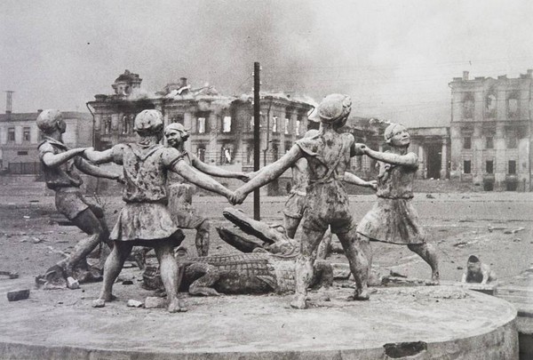 Экскурсия по выставке «Эммануил Евзерихин. Взгляд в историю»