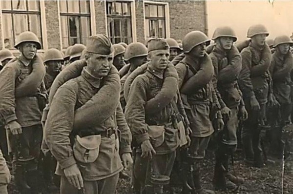 Передвижная мобильная фотовыставка «Мгновения войны в фотографиях»