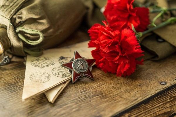 «И снова май, цветы, салют и слёзы»