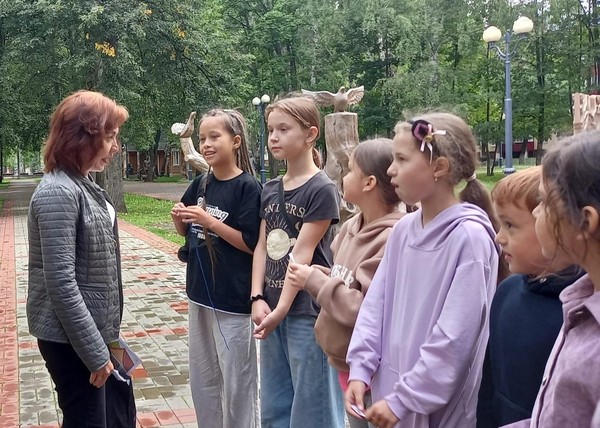 Познавательно–игровая программа «Равнение на Победу»