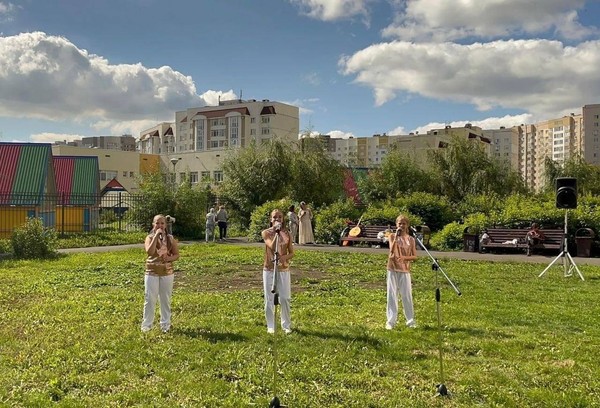 «Поем всем двором»