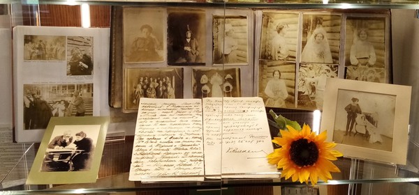 История экспоната «Альбом с театральными фотографиями»