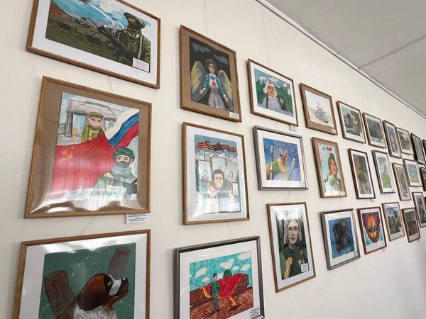 Выставка работ ИЗО студии «Колибри», посвященная Дню защиты детей