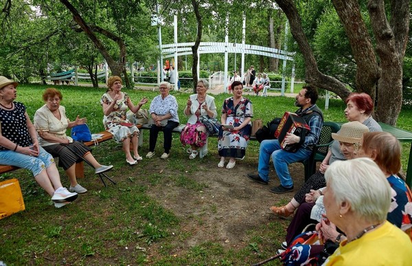 Исполнение песен под гармонь «Родник звенит водой холодной…»