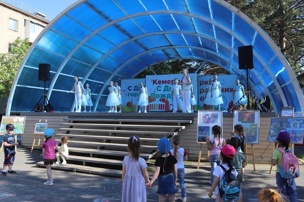 Празднование Дня города и Дня России-2025 в жилом районе Кедровка