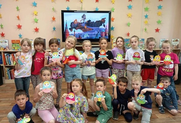 Познавательно–игровая программа «Мы живём в России»