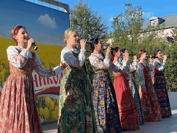 Праздничная программа «Тебе, Россия, посвящается!»
