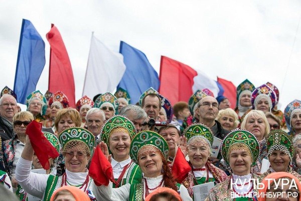 Хором славим Россию и город