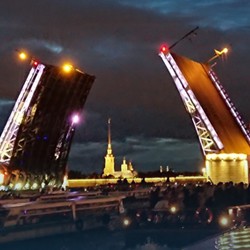 Дискотека под разводными мостами на двухпалубном теплоходе