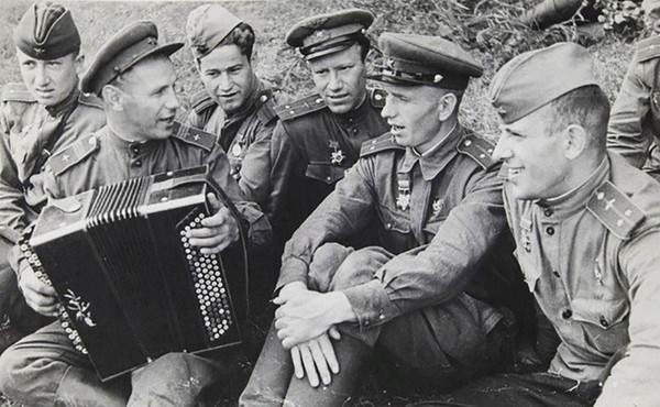 «Нас песня в бой вела»