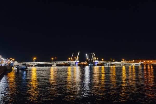 Четыре разводных моста на катере
