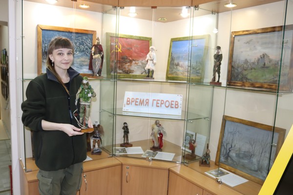 Выставка «Время героев»: куклы Ульяны Рудавиной и картины Дмитрия Хась