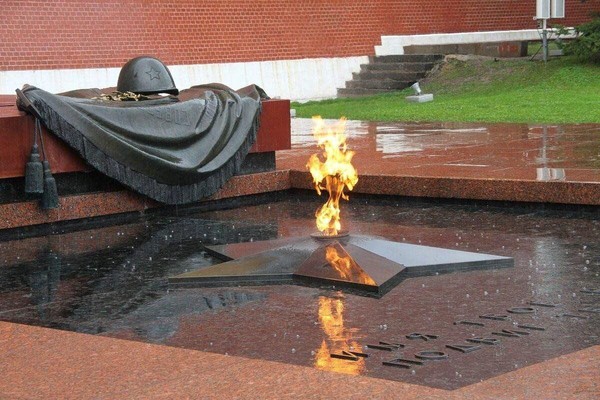 «Помнит мир, спасенный»