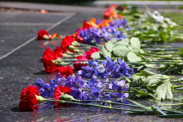 Возложение цветов к Мемориалу «Живые павшим обязаны вечно» «День памяти и скорби»
