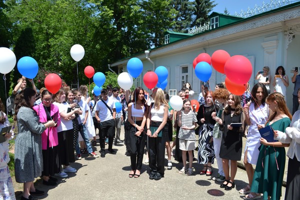 Вручение дипломов выпускникам детской художественной школы имени Н.А. Ярошенко