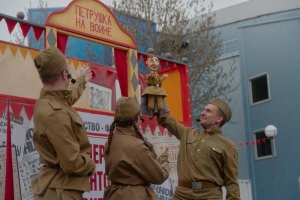 Народный спектакль «Петрушка на войне»