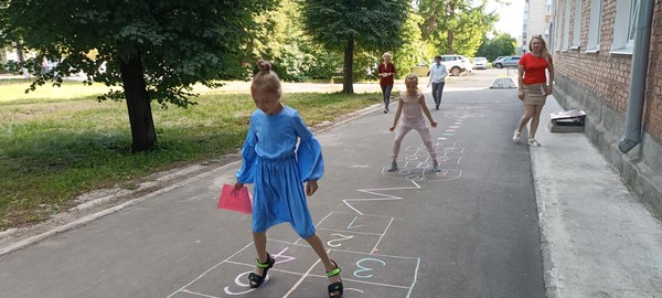 Игры у библиотеки «Мелом расчерчен асфальт»