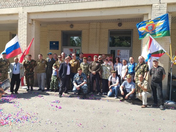 Уличный праздник «Ветераны родные! Вам подносим сегодня цветы полевые!»