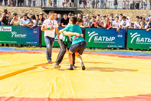 Национальная борьба на поясах «Корэш» в парке Заречный