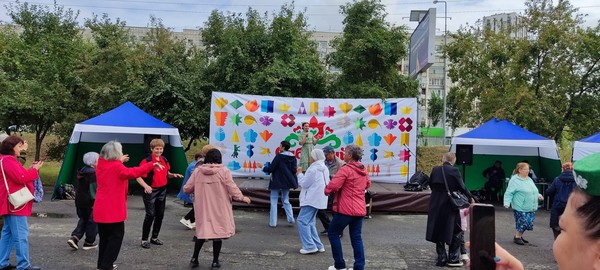 Сценическая площадка «Тюменские гармонисты, плясуны и фольклористы» в парке Заречный