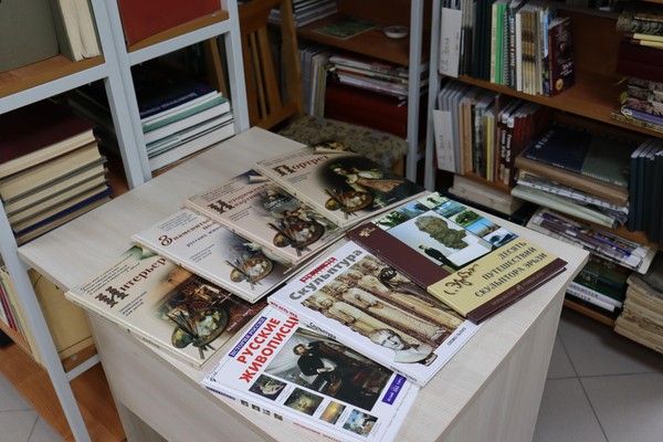 Выставка «В мир искусства с книгой»