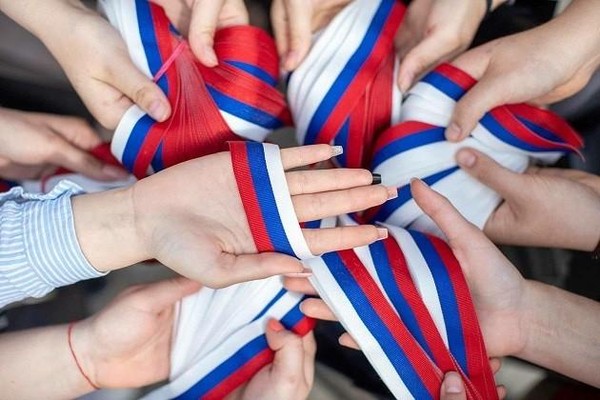 Патриотический час «Три цвета русской славы»