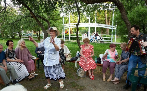 Исполнение песен под гармонь «И лето приходит к нам вновь…»
