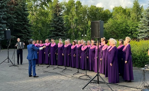Концерт «Ах, лето!» Народного хора ветеранов труда «Полет» в парке