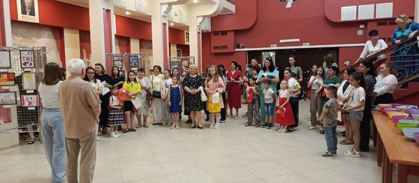 Выставка детских рисунков «Театр глазами детей»