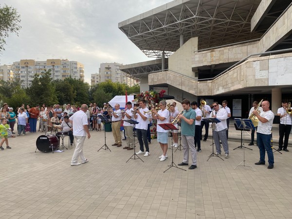И в парке музыка звучала