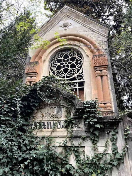 По Верийскому мемориалу в Тбилиси — с историком