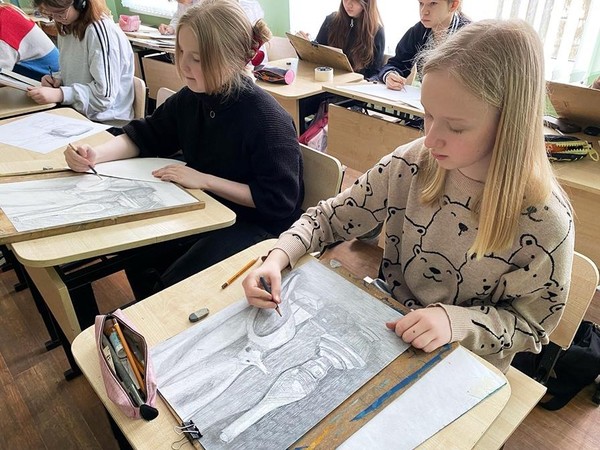 Творческое занятие «Рисунок натюрморта с чучелом птицы»