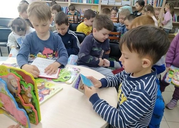 Литературно-познавательный час «Вместе с книгой растем»
