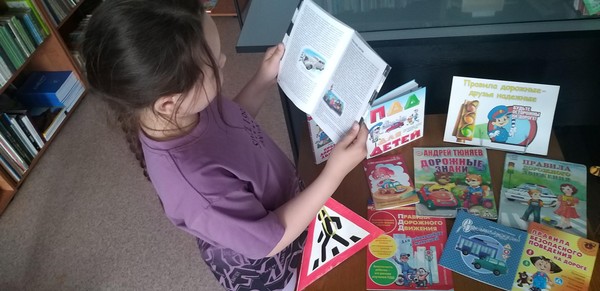 Тематическая книжная полка «Безопасные каникулы»