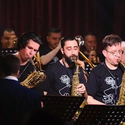 Дэн Барнетт и джаз-оркестр клуба «Эссе»