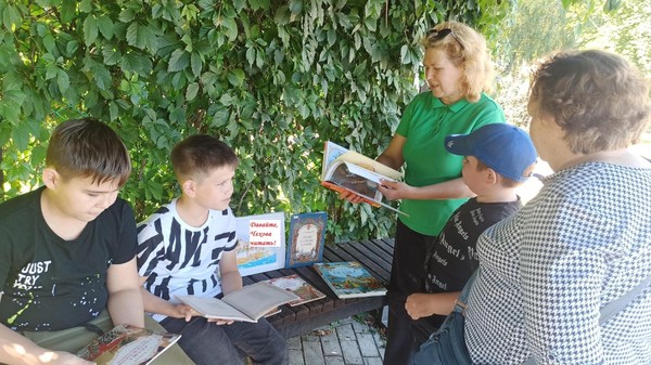 Книжная скамейка «Давайте, Чехова читать!»