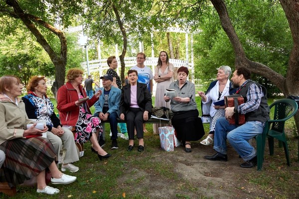 Исполнение песен под гармонь «Что ты нам подаришь, лето?»