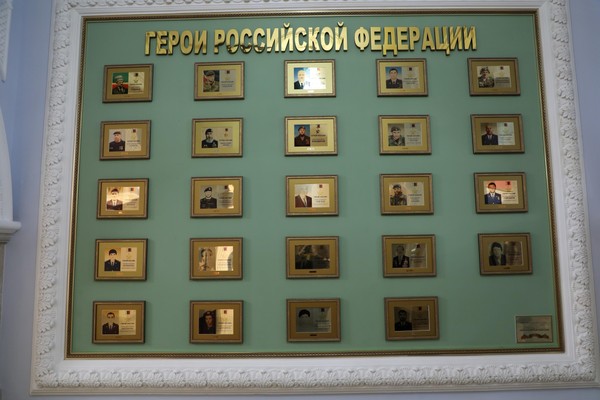 Экскурсия по стенду «Герои Российской Федерации»
