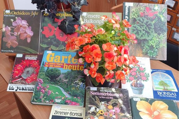 Книжно-предметная выставка «Цветы, как люди, на добро щедры»
